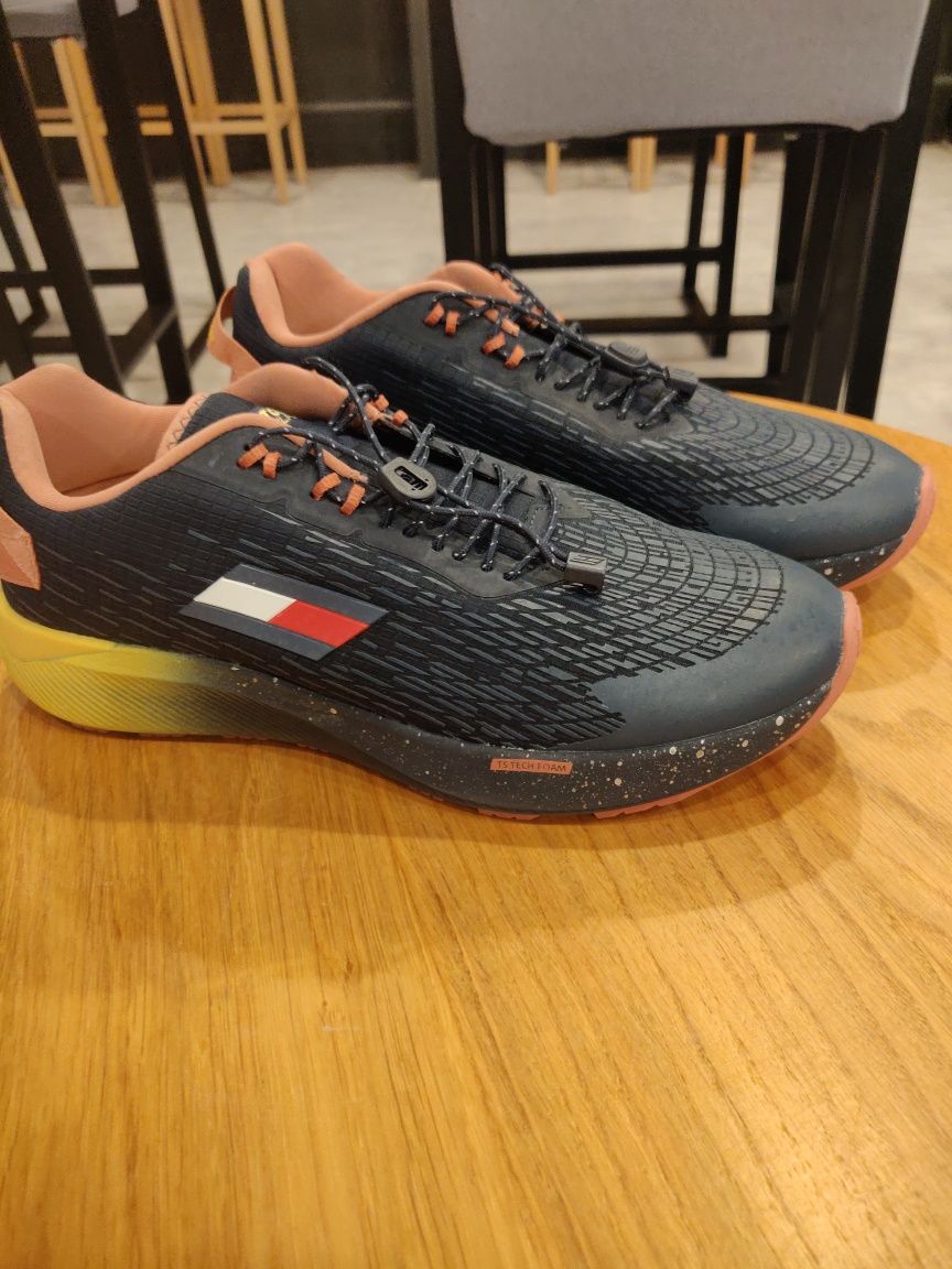 Чисто нови обувки Tommy Hilfiger номер 41