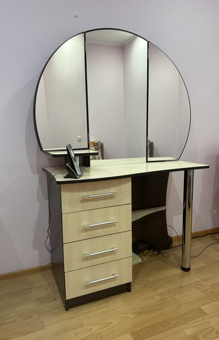 Продам туалетный столик с зеркалом