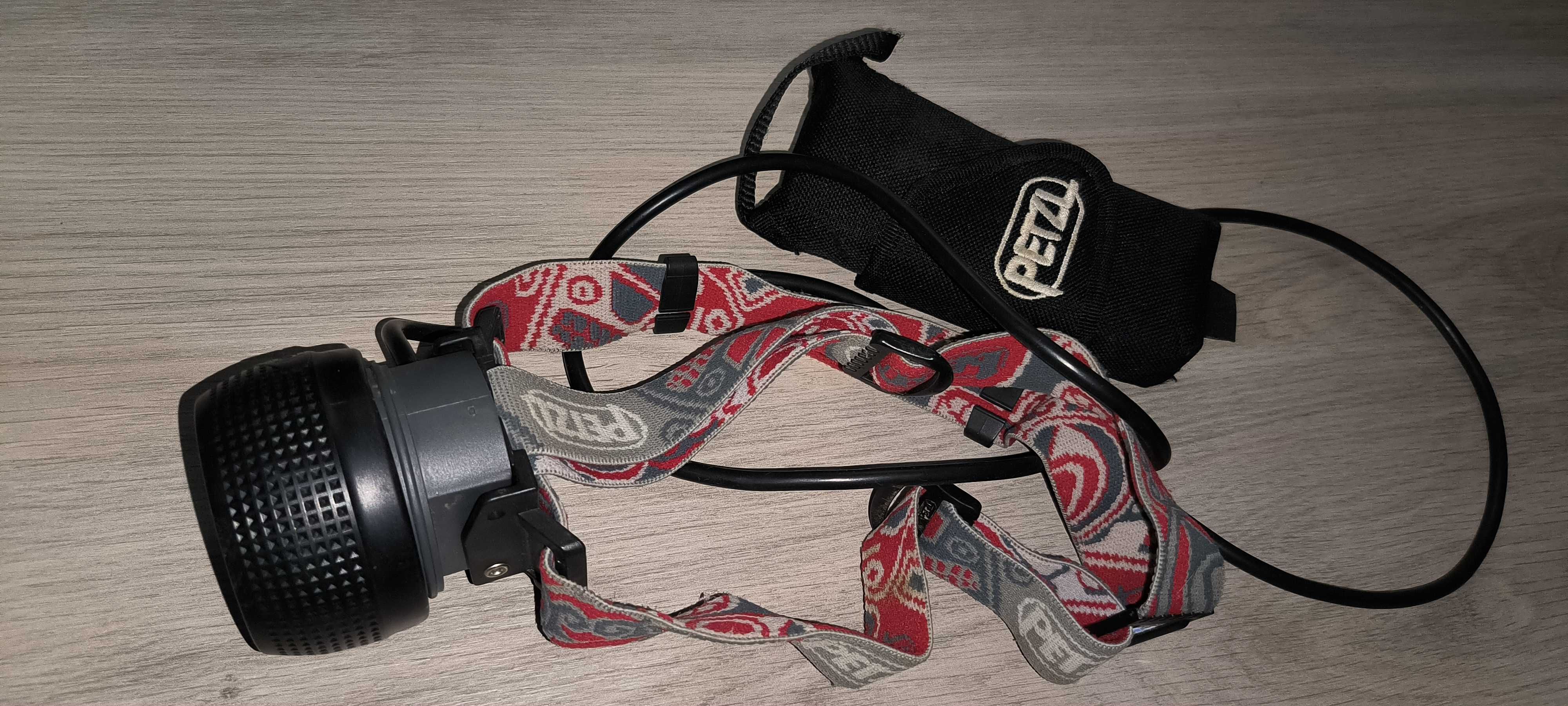 lanterna frontala ( de cap ) 
PETZL
cu 1 bec + 1 bec rezerva