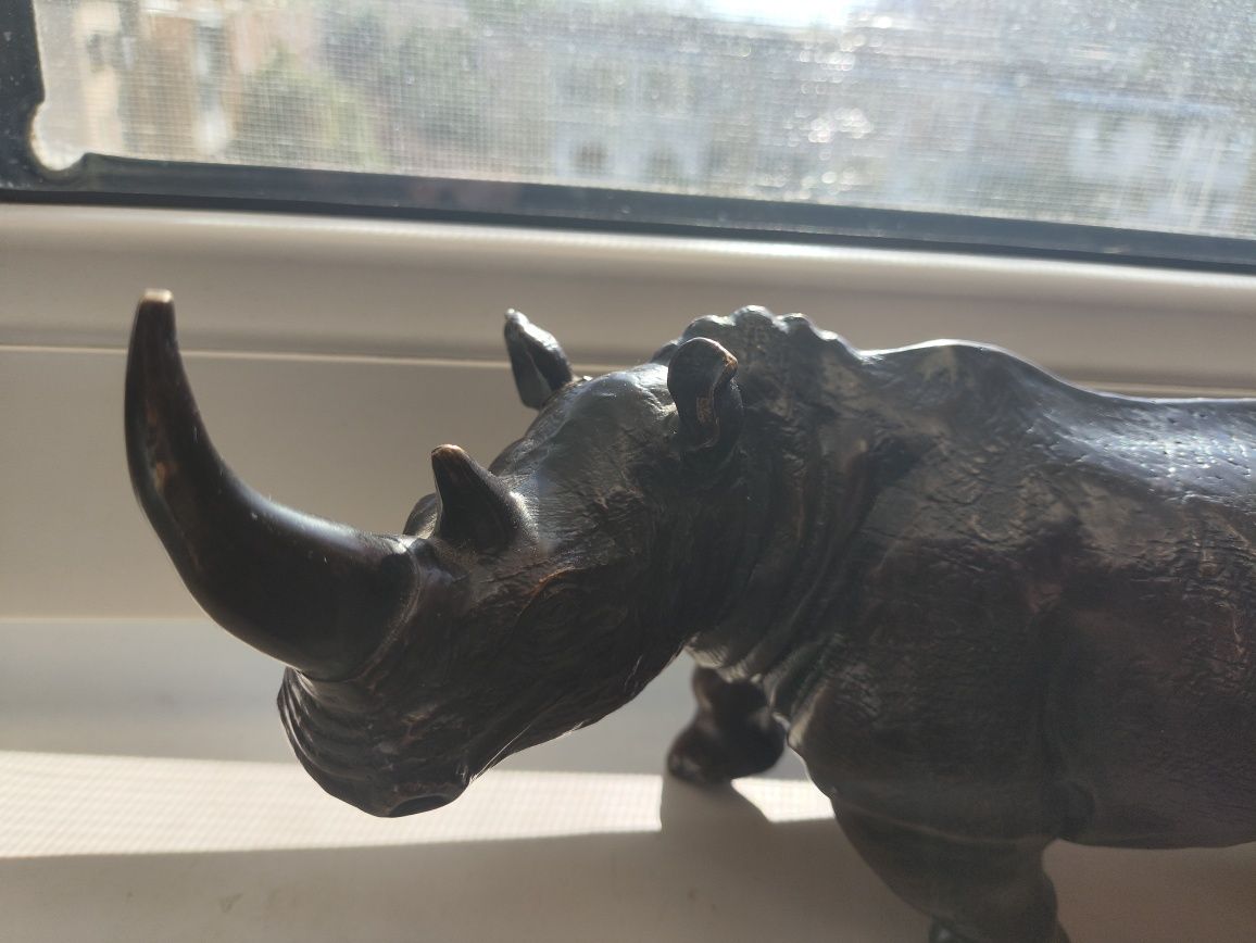 Носорог из бронзы.крупный.