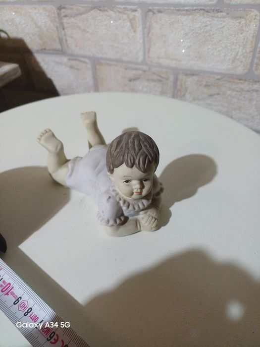 Стара порцеланова статуетка