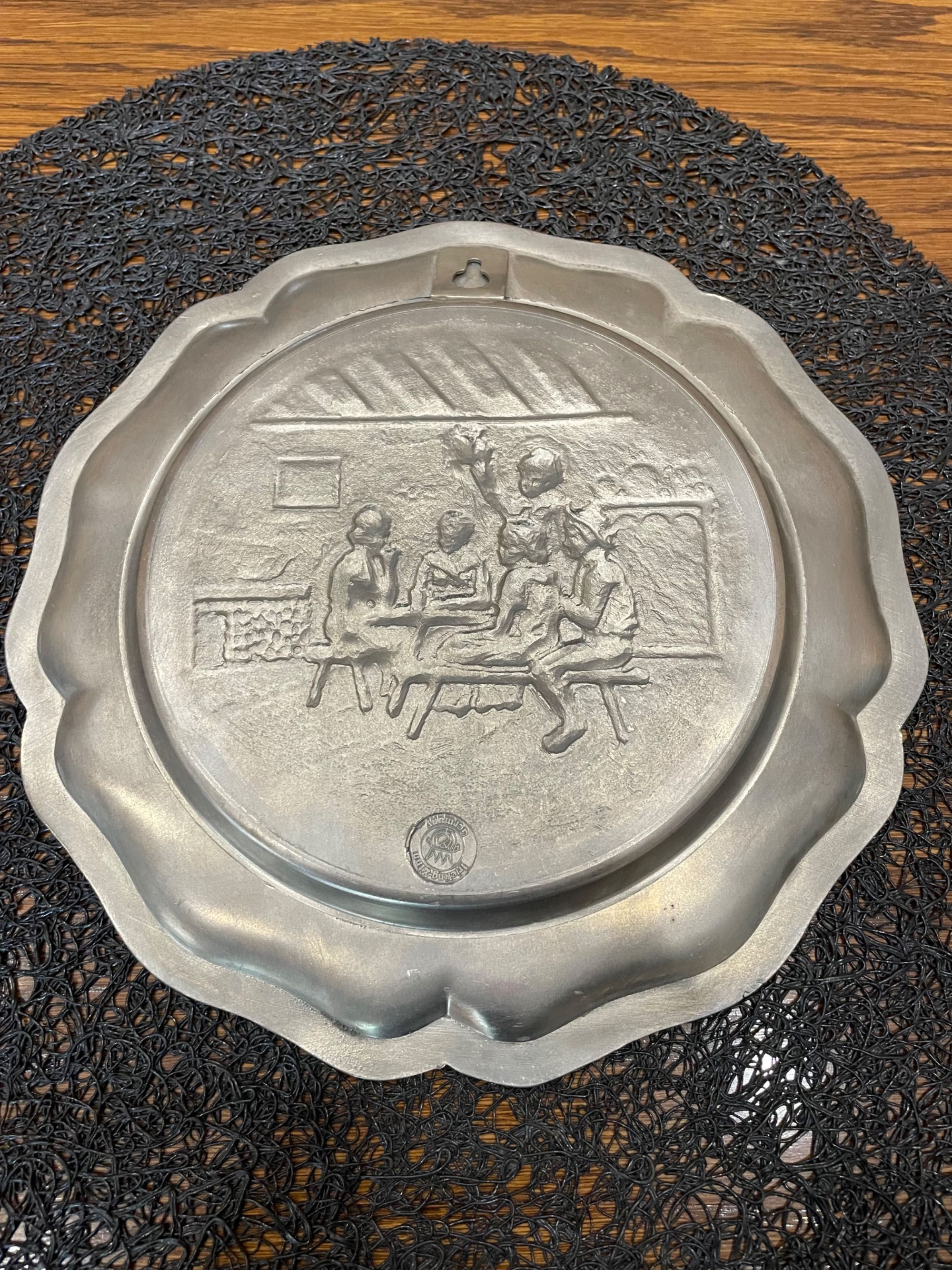 Декоративна чиния от калай