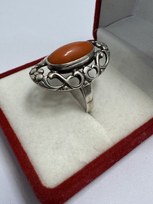 Inel vechi, din argint 835 si coral.