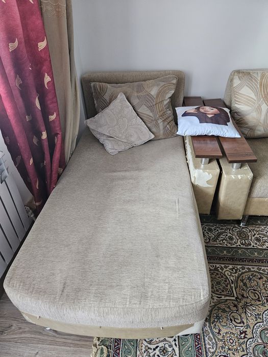 Угловой диван с подушками