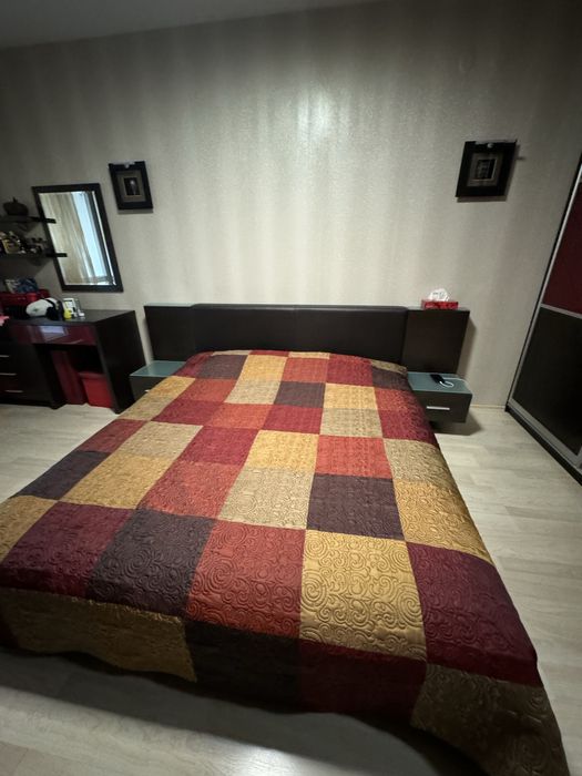 Спалня с нощтни шкафове и осветление