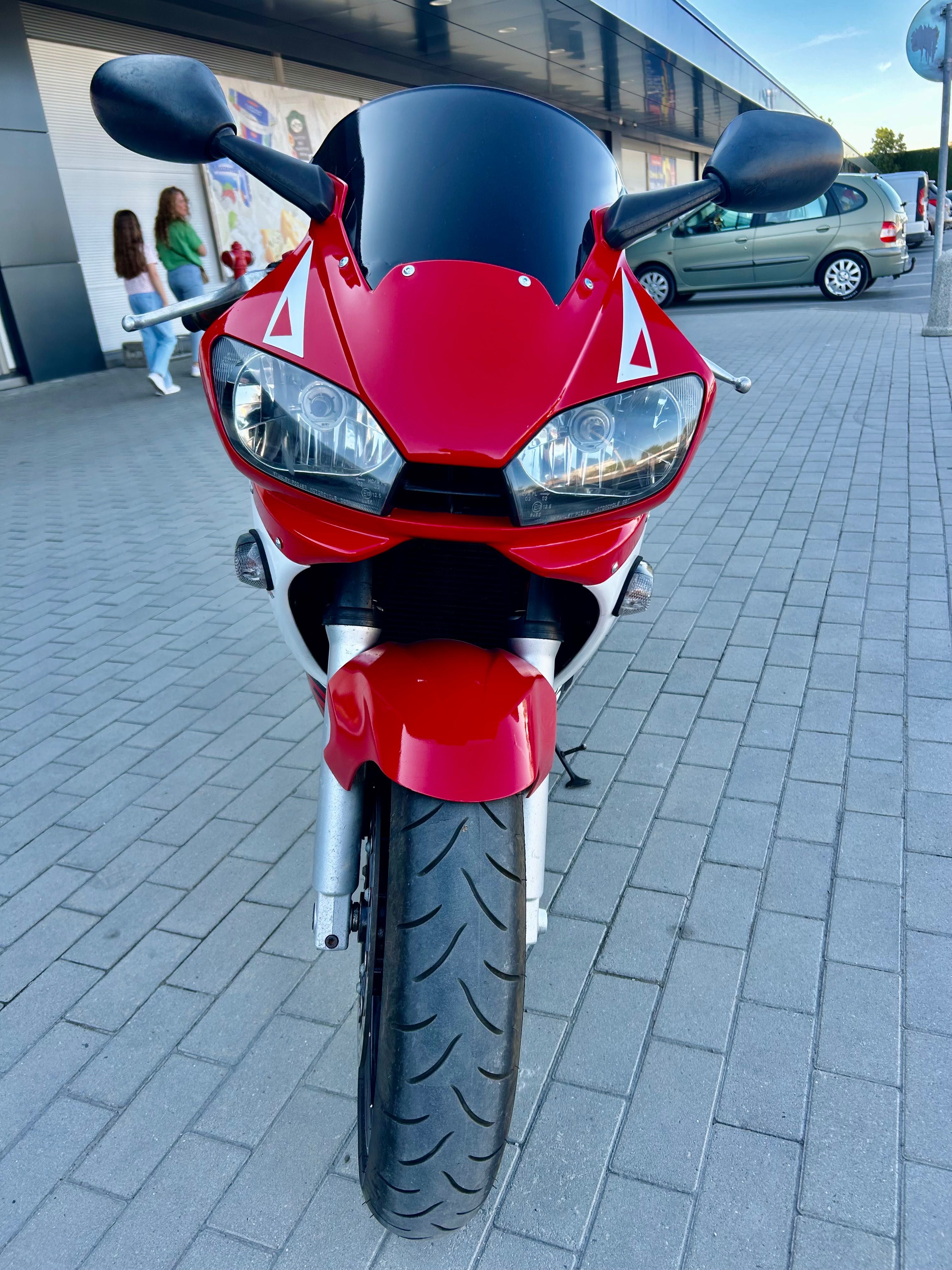 Yamaha YZF R6 - 600cc