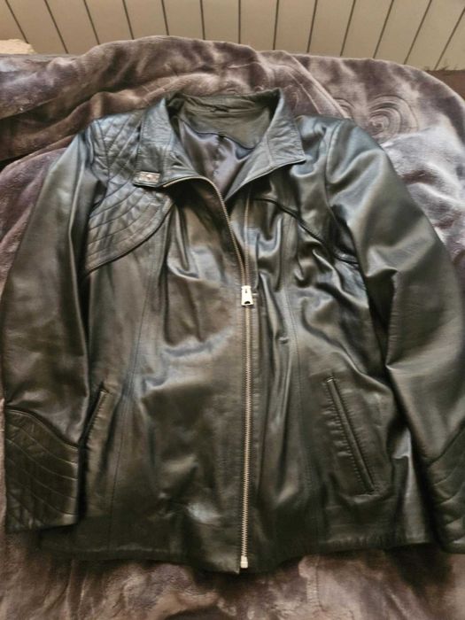 Елегантно Тъмно Кожено Яке