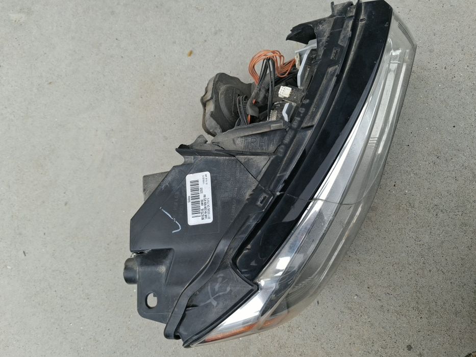 Повреден фар за Jeep Grand Cherokee