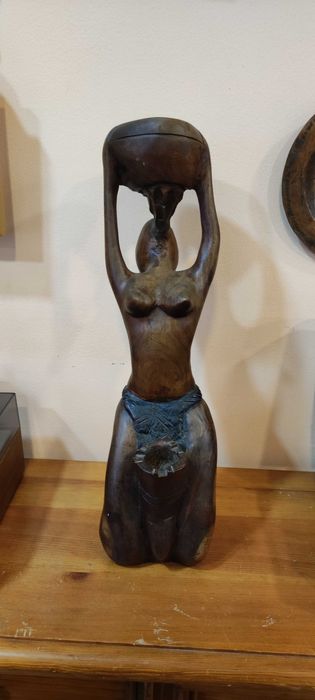 Красива фигура от старо дърво