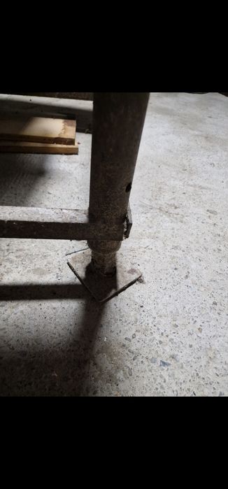 Masă circular cu ax si cu picioare reglabile