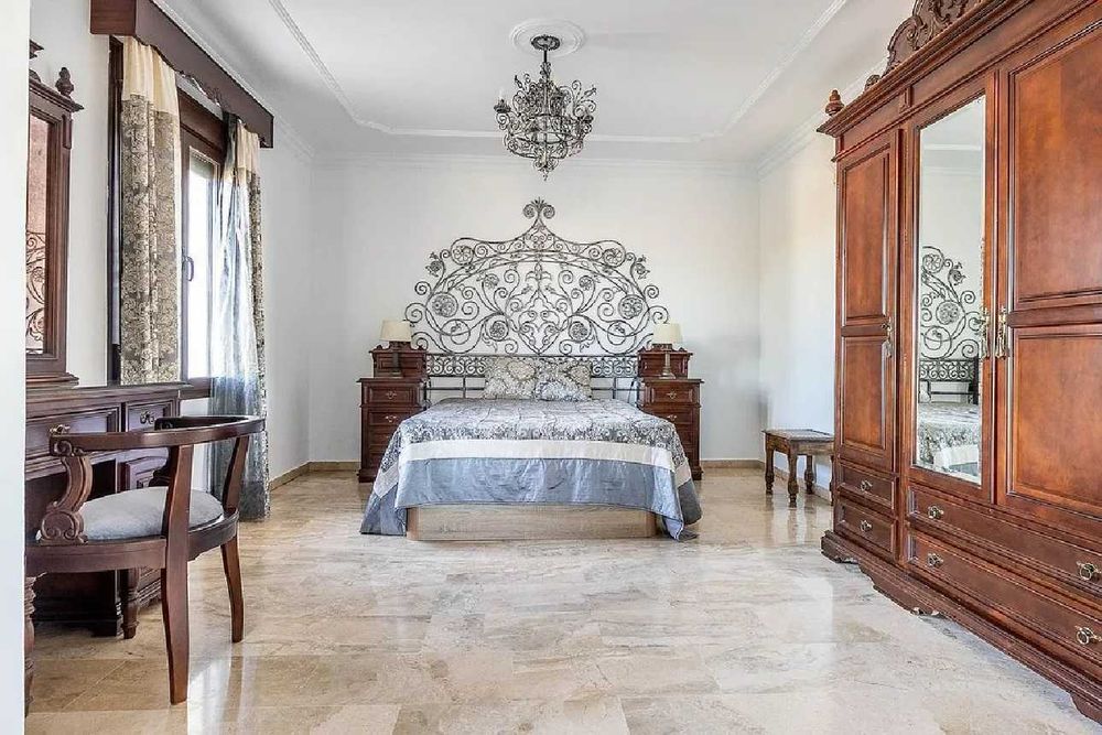 Casa de inchiriat 5camere, 3bai disponibila craciun , revelion