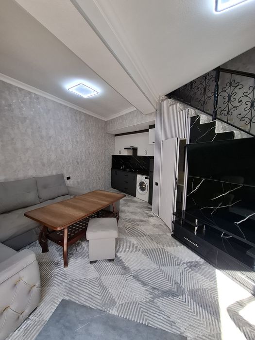 Срочно Продаётся 2 х этажный  дом в центре !!