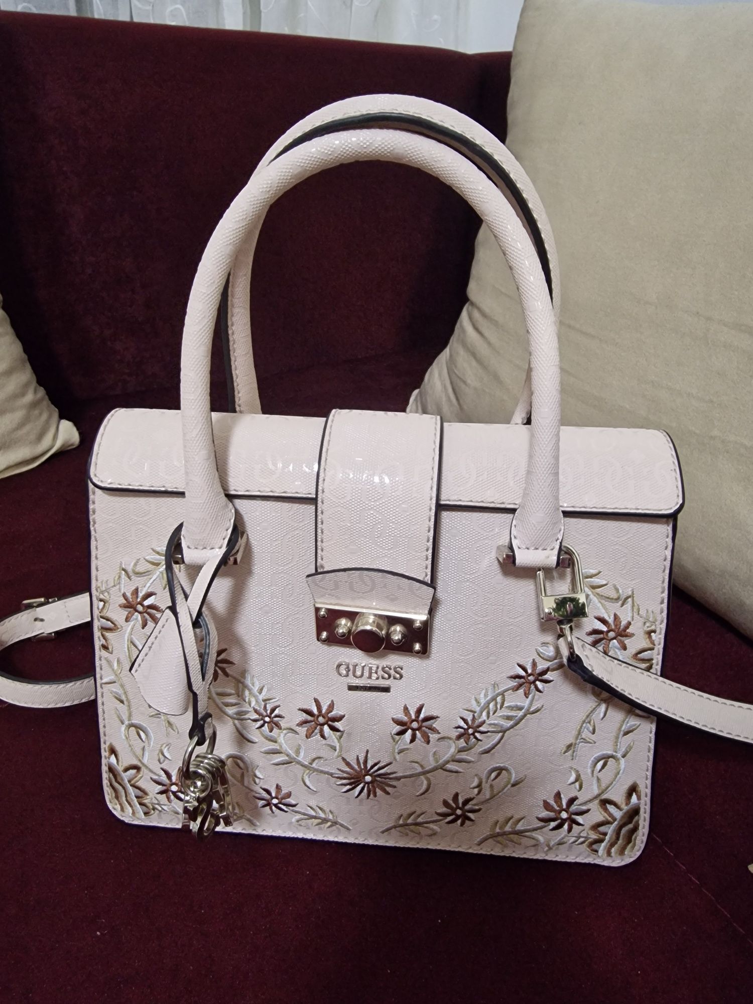 Дамска чанта Guess