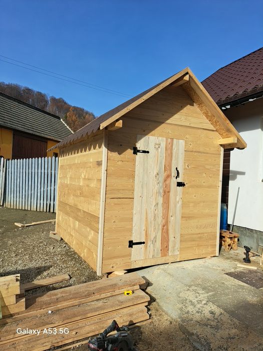 Casute din lemn de rasinoase