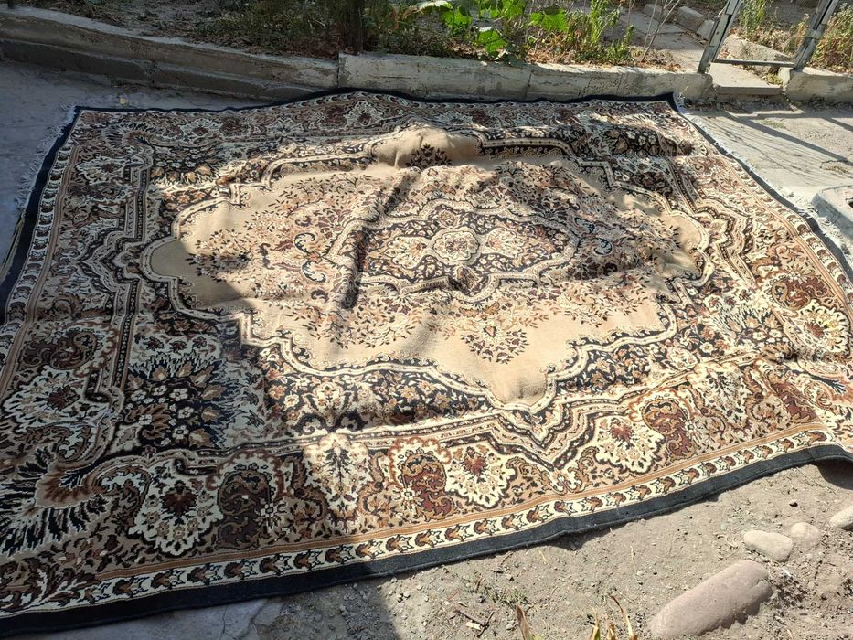 Ковёр б/у в хорошем состоянии