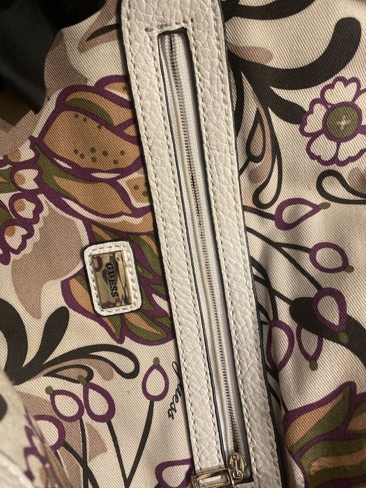 Бяла кожена чанта guess