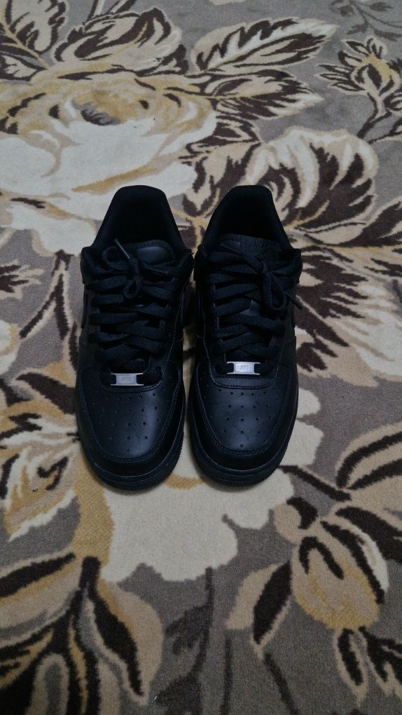 vând nike air force one de culoare neagra