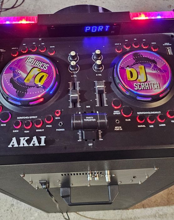 Akai boxă activă