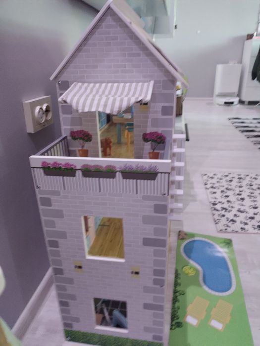 Детска дървена къща за кукли.