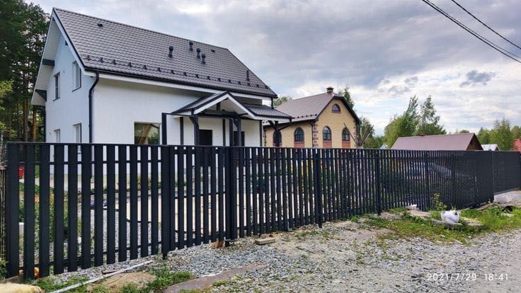 Штакетный забор, секционные ворота, роллета