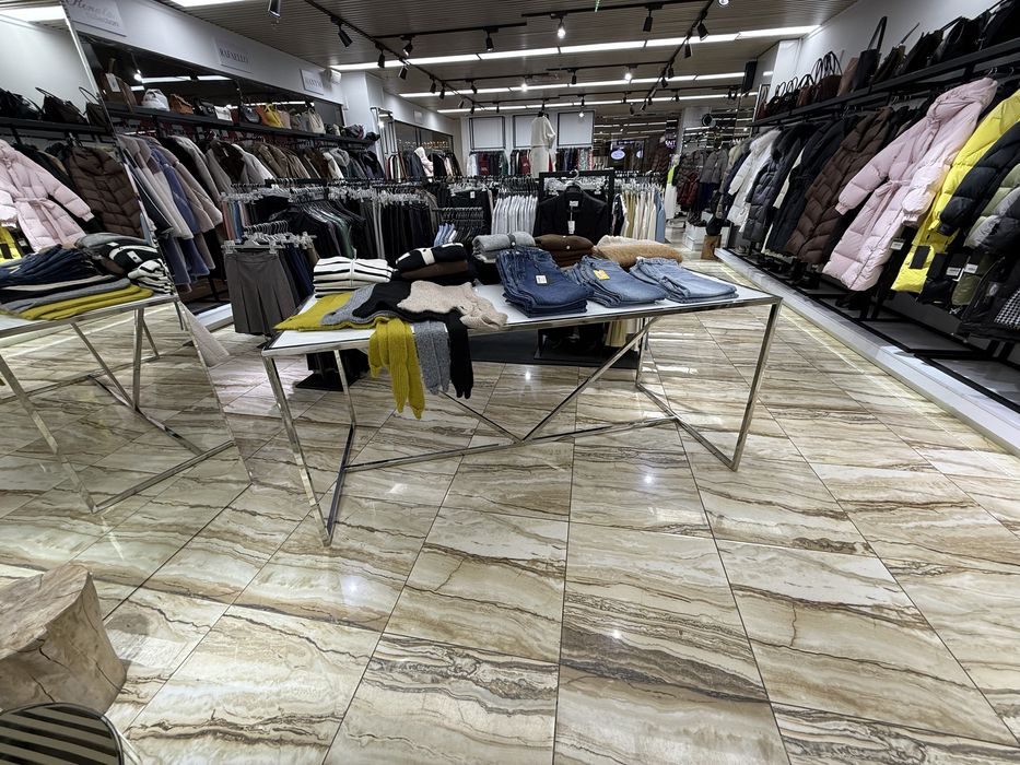 Стол для бутика одежды