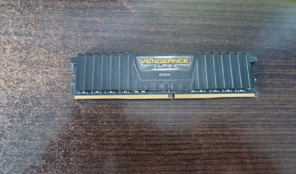Rami DDR4 Vengeance 16gb Single channel, CL14