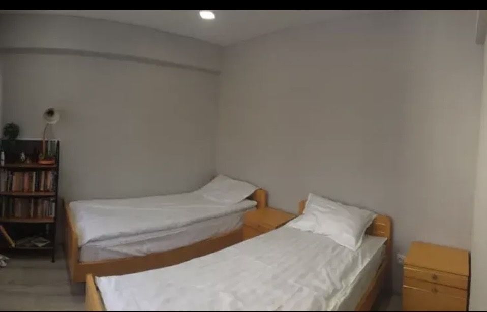 Кровати 2шт и две тумбочи