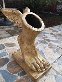 Ornament picior cu aripi, din fibra sticla, inalt 40 cm, pt gradina