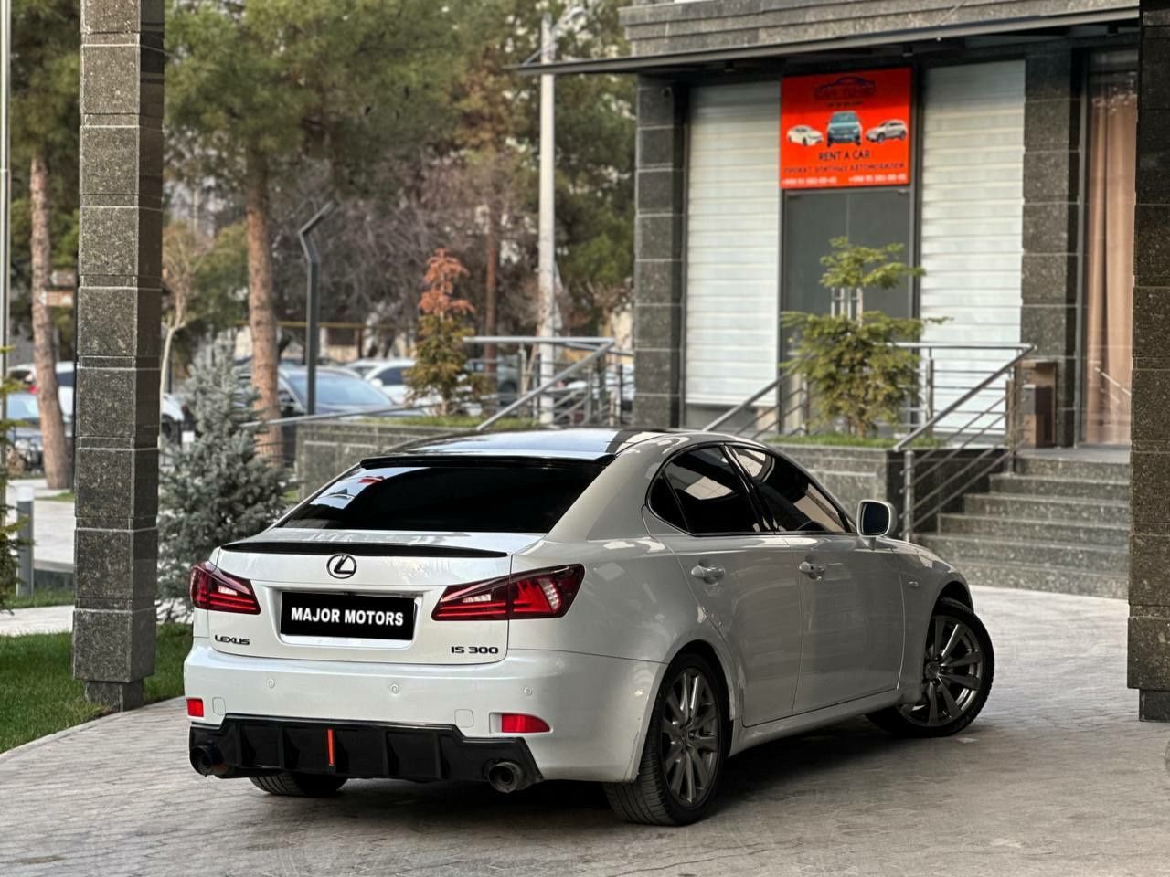 Автомобиль Lexus IS 300