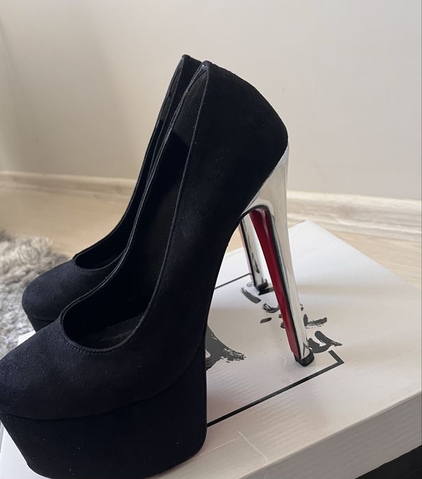 Дамски обувки на висок ток