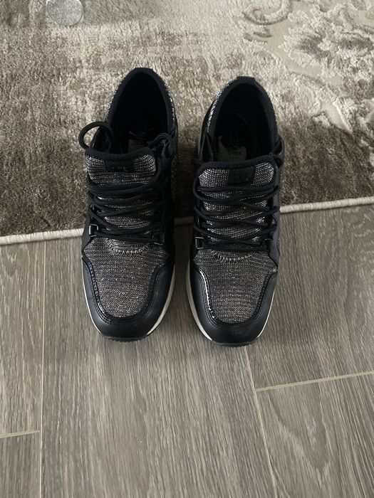 Snikersi Mikael Kors