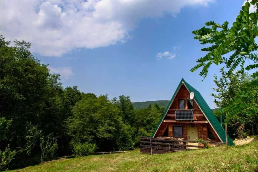 Cabana stil A-Frame, case, terase si foisoare din structura de lemn