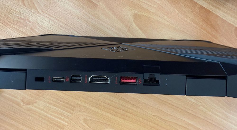 HP Omen 15.6” NVIDIA GTX 1650 спукан дисплей!