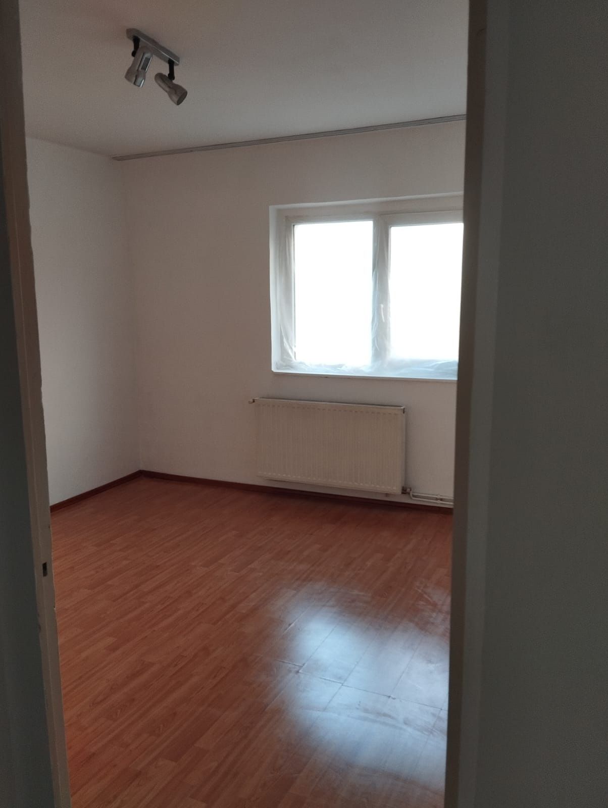 Vând apartament 4 camere zonă bună Calea București Brașov