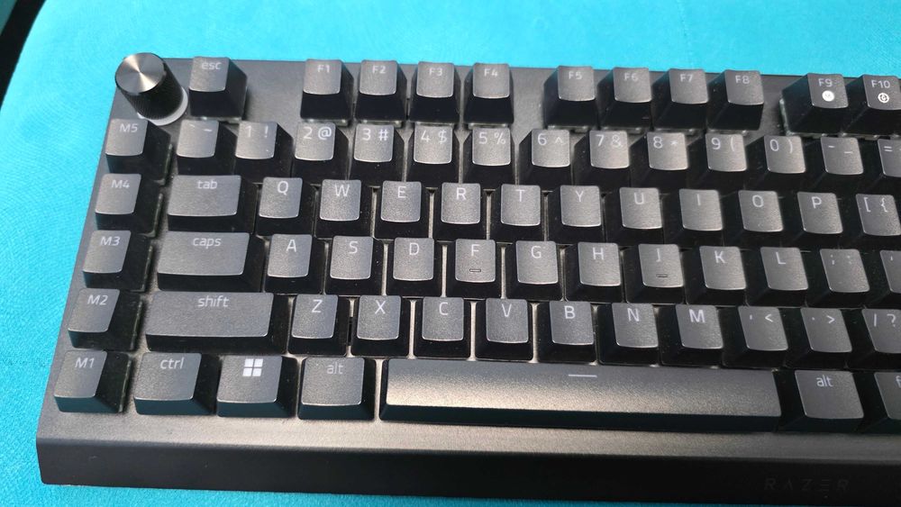 Vand tastatura Razer Blackwidow V4 Pro - aproape noua!