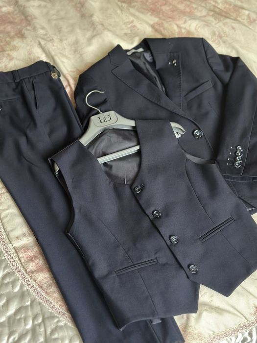 Костюм 3 премиум Турция на 10 лет / рост 134 в отличном состоянии /