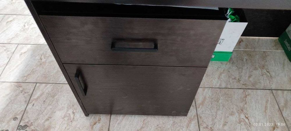 Ofisnoy mebellar sotiladi 2 ta kompyuter stoli bilan