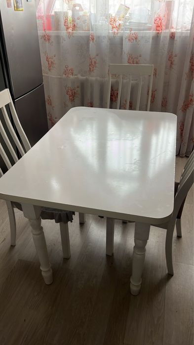 Продам кухонный стол со стульями
