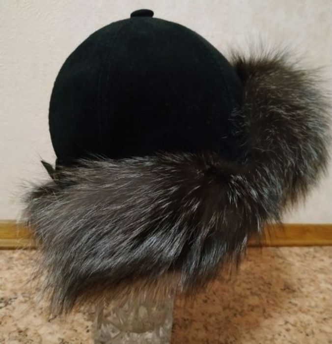 Шапка от естествен велур и сребърна лисица