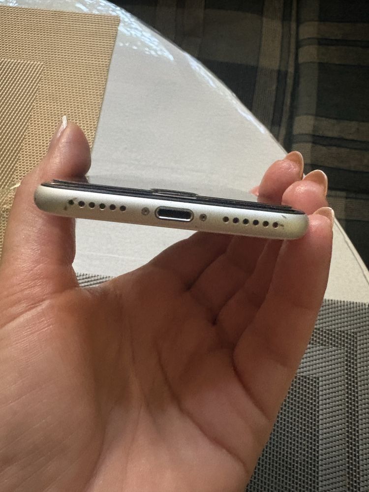 iPhone SE 2020г., с вътрешна памет от 128 гб.