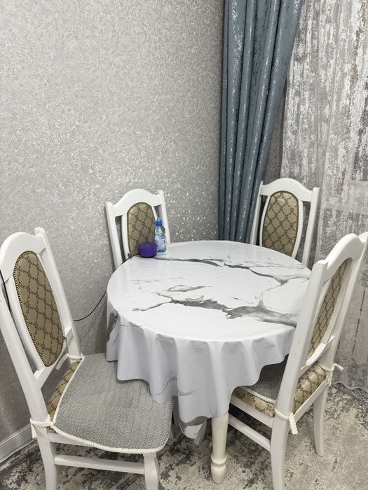 Продаю стол с 4 стульями