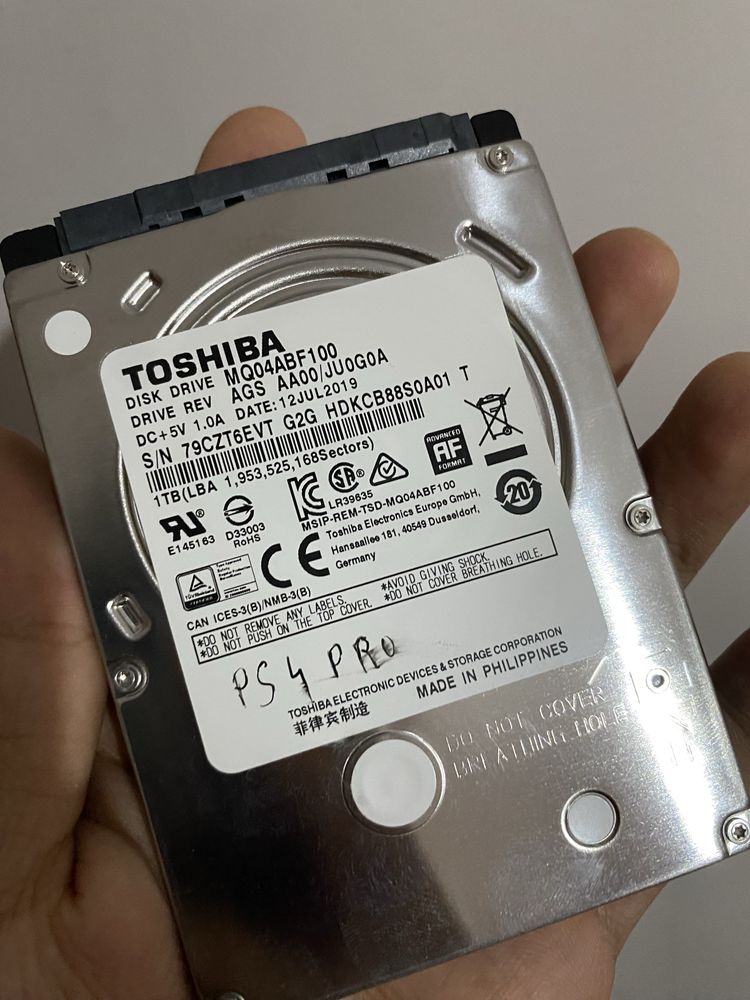 Продаю PS4 PRO 1tb
