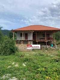 Двуетажна къща с двор в Еленския балкан