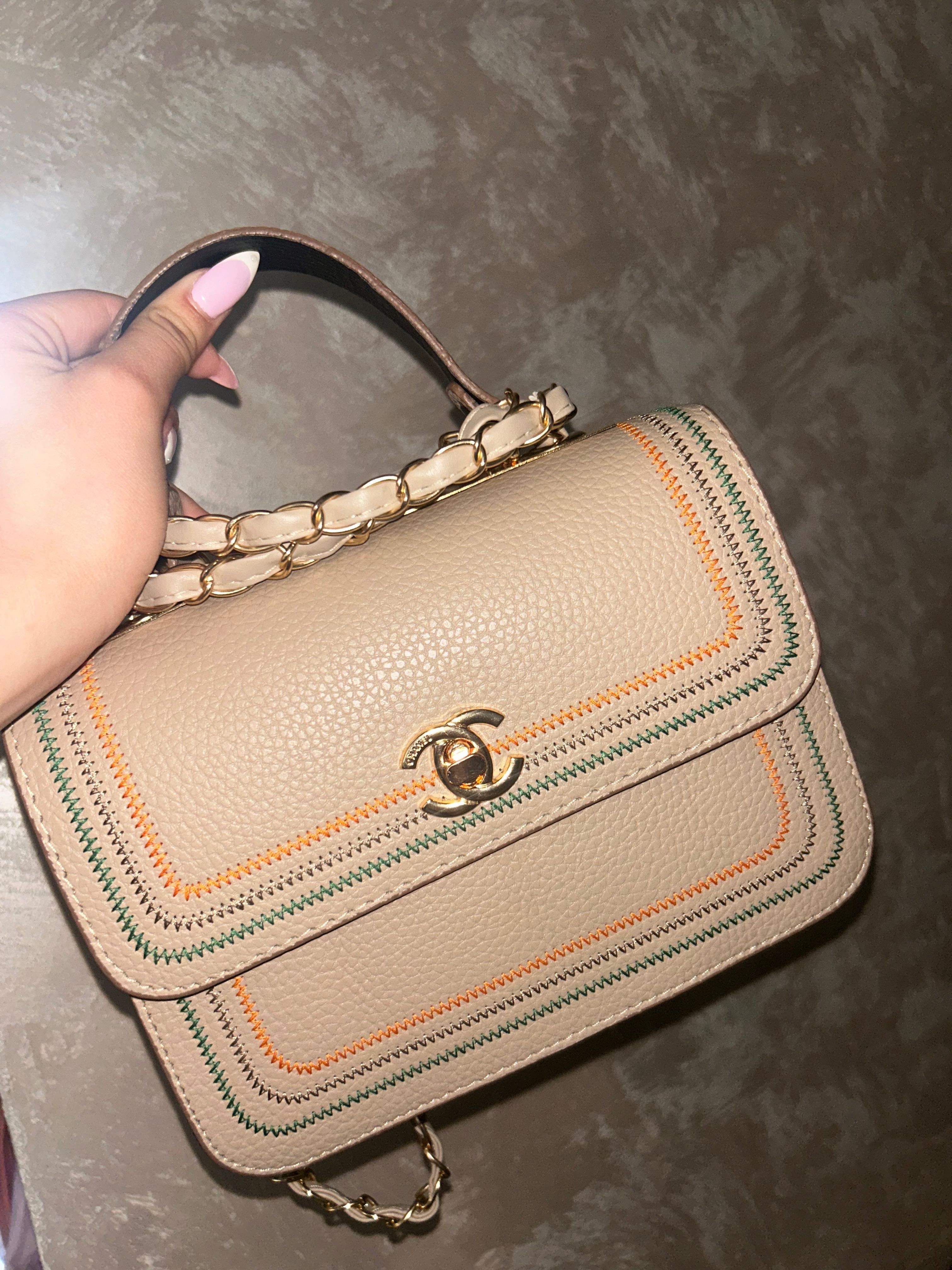 Чанта Chanel със златна дръжка