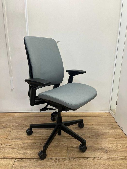 Refurbished Steelcase Amia Grisgiu