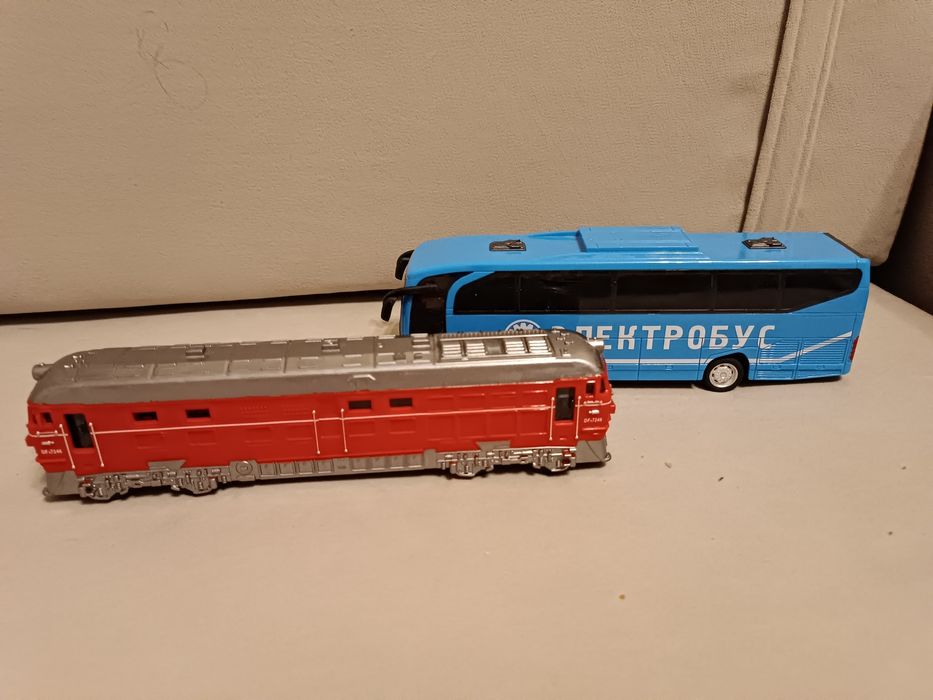 Поезд и автобус в отличном состоянии