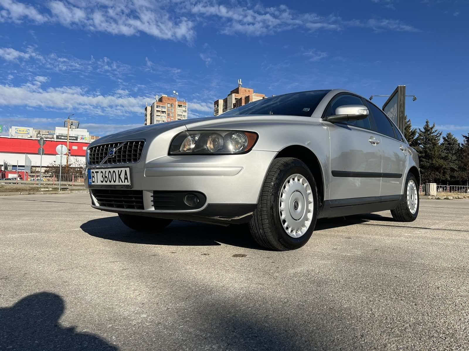 Автомобил Volvo S40 (волво)