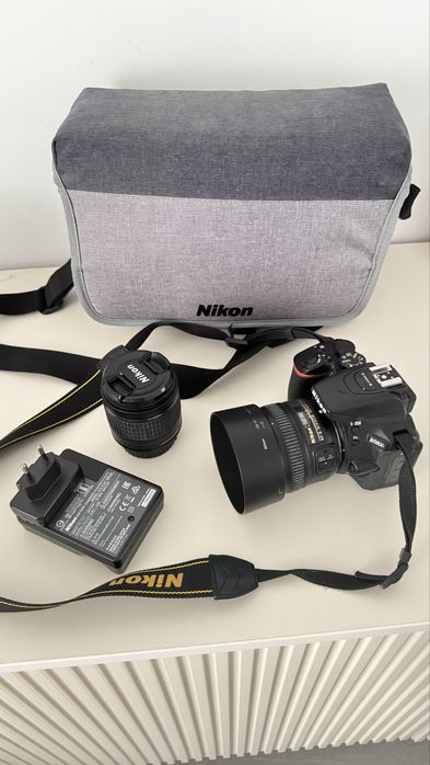 Vând Nikon D5600 DSLR + 2 obiective + accesorii