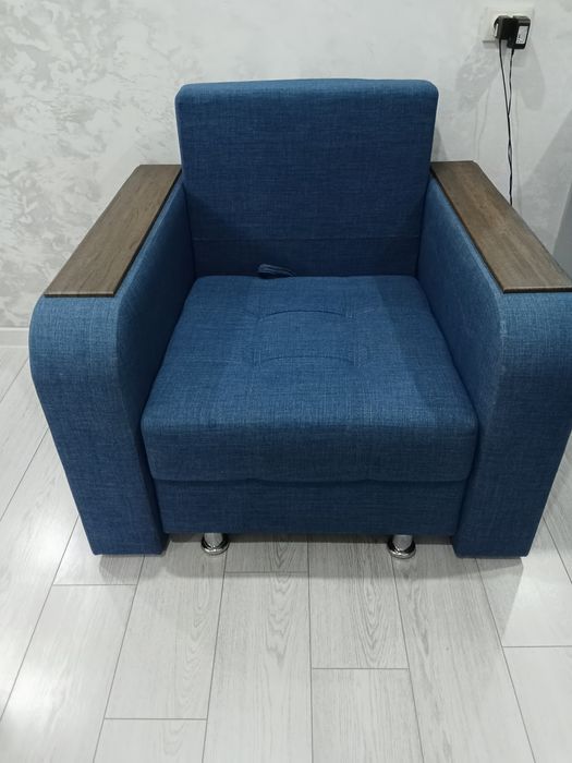 Продается диван-кровать за 20 тысяч тенге.