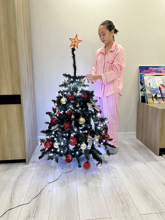 Новогодняя ёлка ( игрушки в комплекте )